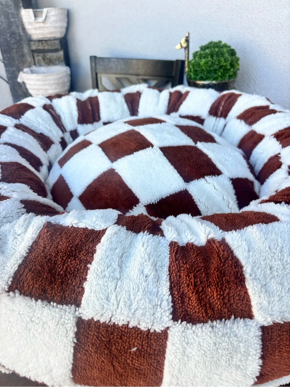 MEDIUM SIZE BROWN CHECKERS PET BED